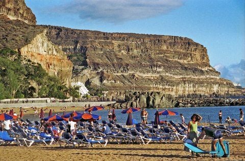 Auf Gran Canaria war ein 22-jähriger Deutscher am Strand «El Caracol» in der Gemeinde Mogán von hohen Wellen aufs Meer hinausgetragen worden. (FOTO: DPA)