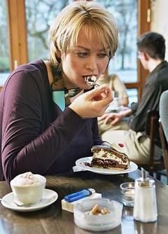 Schwere Geschütze für empfindlichen Magen - Torte, Kaffee und Zigaretten können Sodbrennen begünstigen. (Foto: DAK/Wigger/dpa)