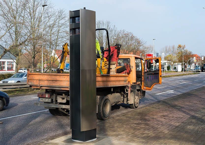 Eine Blitzersäule wird kurz vor der Kreuzung August-Bebel-Straße/Oeltzschener Straße in Merseburg aufgebaut.