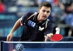 Der Tischtennisspieler Timo Boll (TTV Re-Bau Gönnern) spielt den Ball am Freitag (12.11.2004) im Match gegen Robert Svensson (Schweden) bei den Volkswagen German Open in der Arena Leipzig. Boll gewann das Spiel mit 4:1. (Foto: dpa)