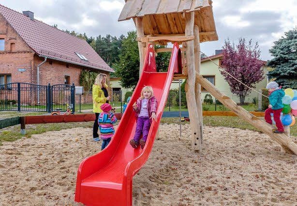 Neben der Wippe stehen Kletterturm samt Rutsche zur Verfügung.