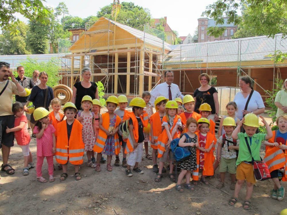 Kinder des Bartholomäus-Kindergartens waren zum Richtfest für ihre Kita im Bühnenhaus (hinten) eingeladen.