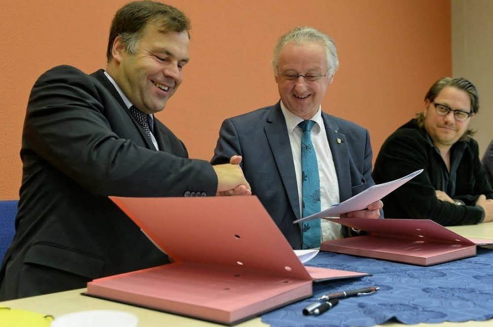 Ende Juni unterzeichnen Kultusminister Dorgerloh und Oberbürgermeister Koschig den neuen Theater-Vertrag, für den Generalintendant Bücker (von links) die entscheidenden Impulse gab. Ob er an der Umsetzung des Konzepts mitwirken darf, ist nach der Neu-Ausschreibung von Bückers Stelle ungewiss.