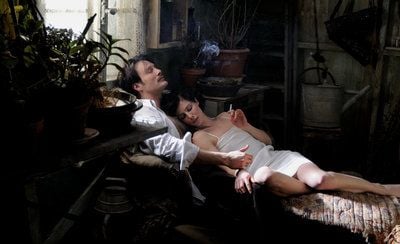 «Coco Chanel & Igor Stravinsky» - statt Beifall erntet Igor (Mads Mikkelsen) für die Uraufführung seines Balletts »Le sacre du printemps« nur Buhrufe. Einer Besucherin aber, Coco Chanel (Anna Mouglalis), gefällt das Ballett. (FOTO: DPA)