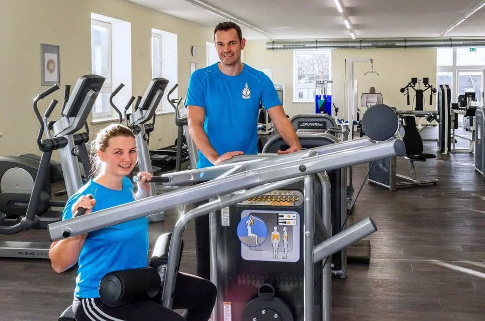 Caroline Schober und Cornell Kairies im neuen Fitnessraum des Gesundheitszentrums