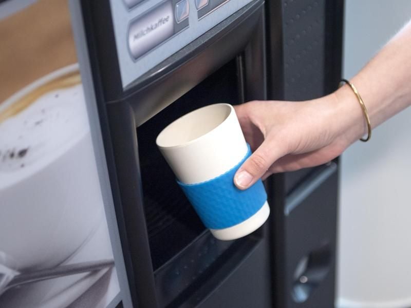 Für den heißen Kaffee sind Bambusbecher ungeeignet: Darin enthaltenes Melamin kann sich lösen und ins Getränk geraten. Foto: Zacharie Scheurer/dpa-tmn
