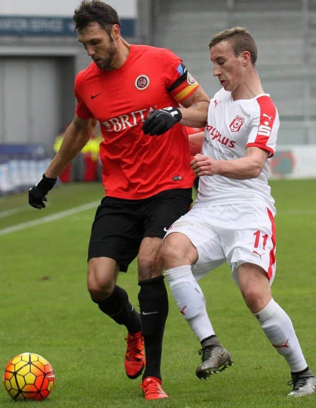 HFC-Debütant Mike-Steven Bähre (r.) versucht, Wiesbadens Kapitän Kevin Pezzoni den Ball abzunehmen.