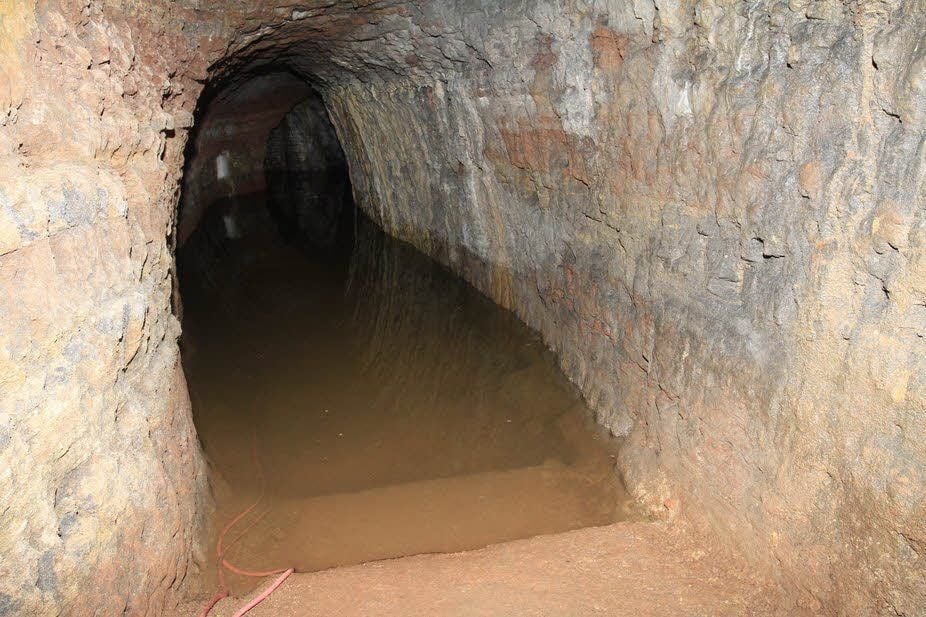 Das eindringende Regenwasser muss im unterirdischen Gangsystem in Nebengänge abgepumpt werden.