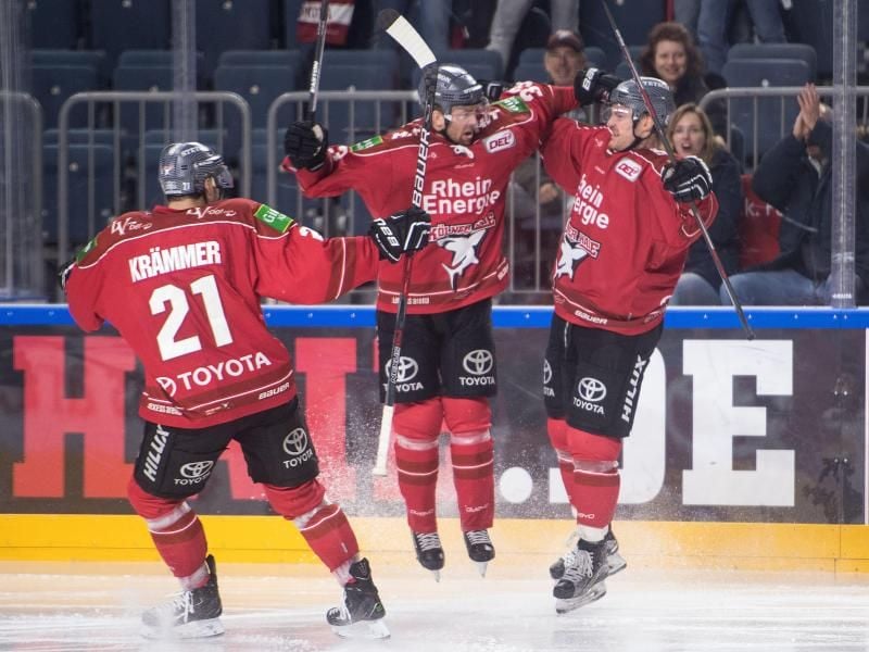 Kölns Nicolas Krämmer (l-r), Torschütze Alexandre Bolduc und Moritz Müller jubeln nach dem 2:1-Siegtreffer. Foto: Marius Becker