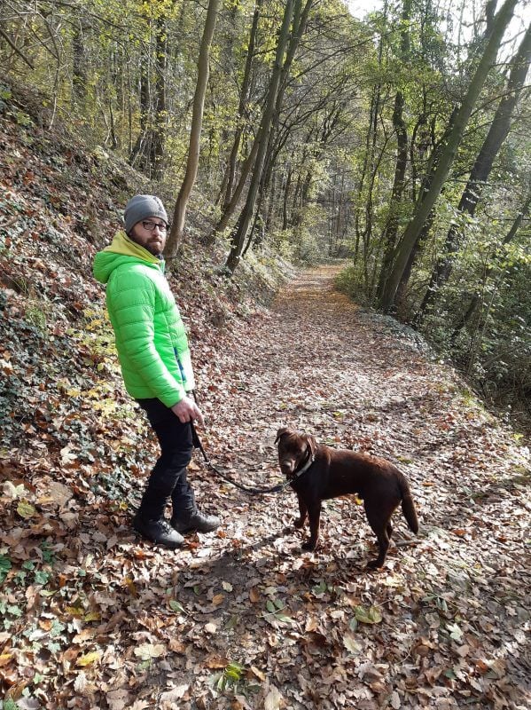 Der 39-jährige Tino Wesser mit seinem Hund