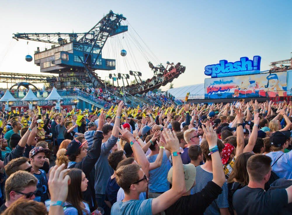 Auch die Festivals in der Baggerstadt Ferropolis ziehen regelmäßig tausende Fans in ihren Bann.