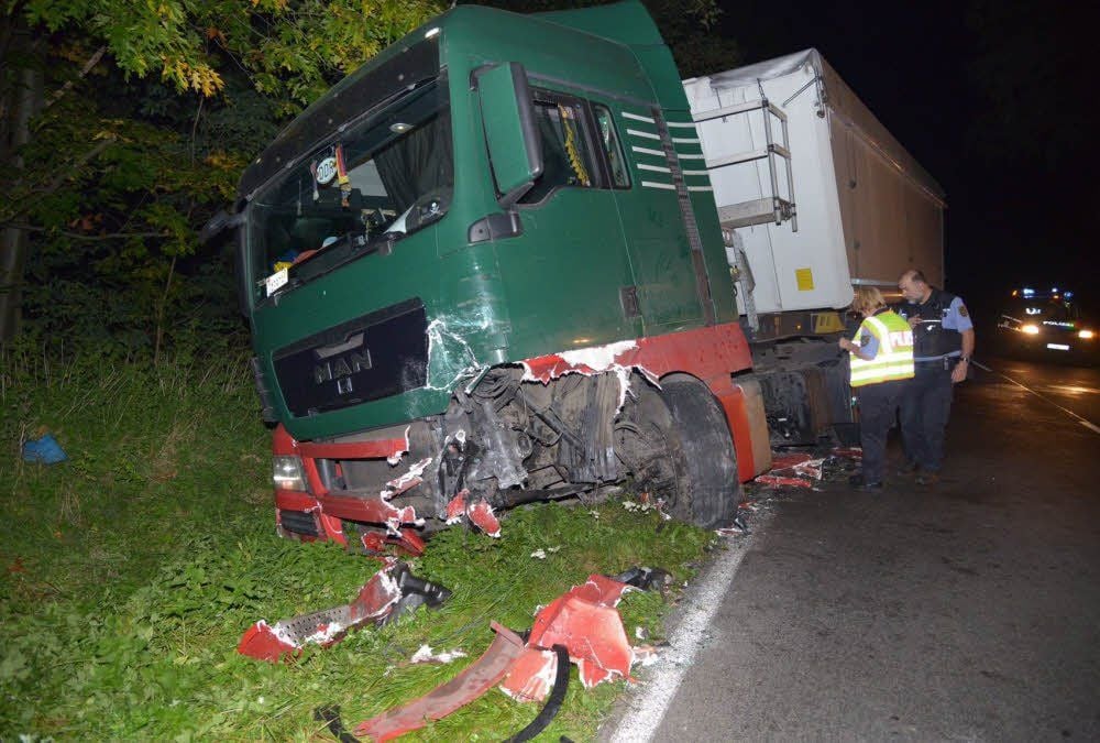Der Unfallwagen ist komplett zerstört.