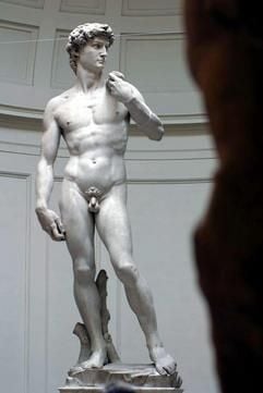 Michelangelos David (Archivfoto vom 16.07.2003) gilt seit 500 Jahren als Sinnbild für körperliche Perfektion - zu Unrecht, meint der britische Bewegungs- und Haltungstrainer Alan Herdman. Er sieht in dem scheinbar so durchtrainierten Goliath-Bezwinger aus Florenz ein «körperliches Wrack» mit schweren Haltungsschäden, die zwangsläufig Rückenschmerzen verursachen und die Kniegelenke schädigen müssten. (Foto: dpa)