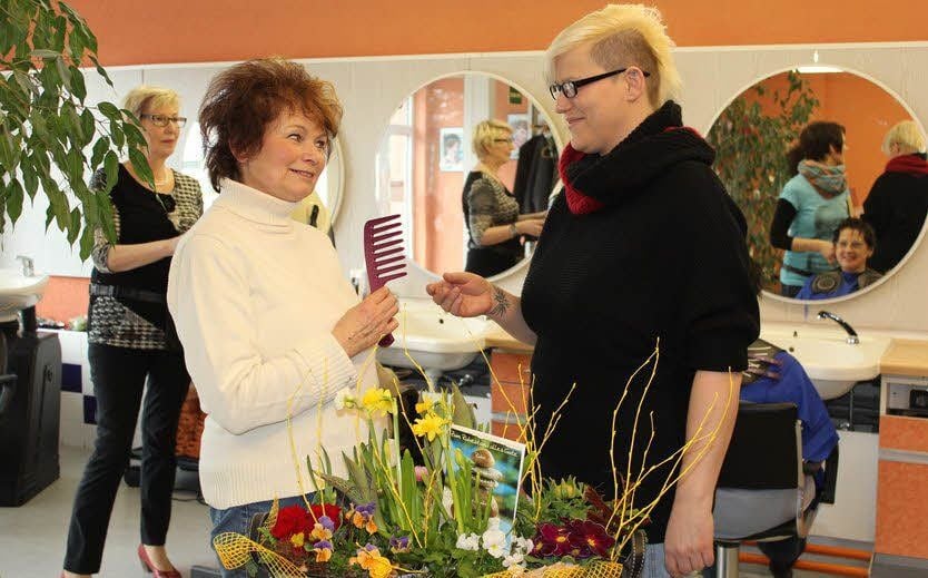 Offizielle Kammübergabe von Sabine Hollmann bei laufendem Geschäftsbetrieb in Holzdorf-Ost. Anett Kilian freut sich auf ihre neue Aufgabe.