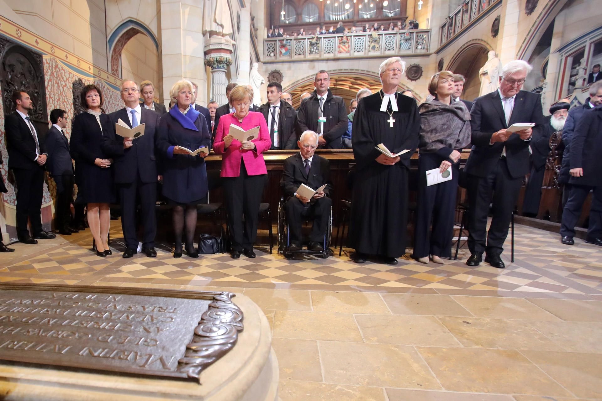 Bundespräsident Frank-Walter Steinmeier (v.r.n.l.), seine Frau Elke Buedenbender, der Ratsvorsitzende der Evangelischen Kirche in Deutschland, Heinrich Bedford-Strohm, Bundestagspräsident Wolfgang Schäuble, Bundeskanzlerin Angela Merkel, Monika Grütters and Sachen-Anhalts Ministerpräsident Reiner Haseloff