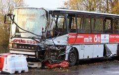 Ein verunglückter Schulbus steht am Freitag (03.11.2006) in einer Plastikabsperrung auf einer Brücke bei Herzberg am Harz. (Foto: dpa)