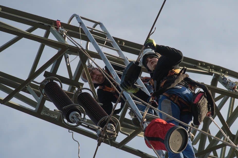 30 Meter über dem Boden tauschen Harald Bicke und Christian Walther (r.) einen Sensor aus.