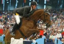 Ludger Beerbaum (Riesenbeck) belegt am Sonntag (05.05.2002) in Leipzig im Weltcup-Finale der Springreiter auf Gladdys den zweiten Platz. Den Sieger-Lorbeer holte sich der Springreiter Otto Becker (Mühlen) auf Hengst Cento. Platz drei belegte Rodrigo Pessoa (Brasilien) mit Baloubet. dpa/lsn (zu dpa 0439 vom 05.05.2002)