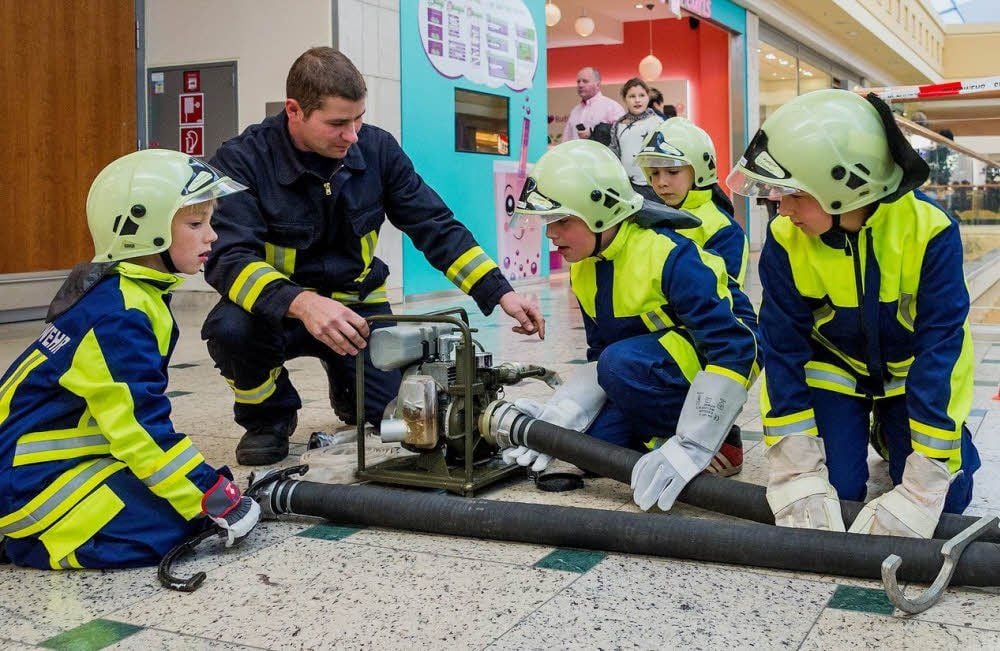 Die Kinderfeuerwehr aus Zöschen mit ihrem Leiter Christian Piller