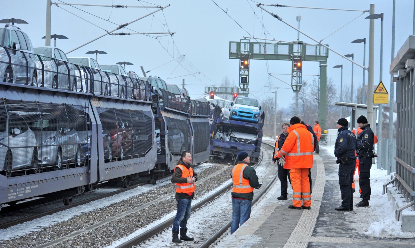 Am Bahnhof Wolfen (Landkreis Anhalt-Bitterfeld) sind am Sonntag mehrere Waggons eines Güterzuges entgleist.