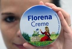 Eine Creme-Dose mit dem Märchenmotiv "Froschkönig" hält Daniela Spreer am 04.03.2003 in der Florena Cosmetic GmbH in Waldheim in der Hand. Das sächsische Tochterunternehmen des Hamburger Beiersdorf-Konzerns konnte nach eigenen Angaben seinen Umsatz im Geschäftsjahr 2002 um 5,1 % auf 50,4 Millionen Euro steigern. Weitere 5,3 Millionen Euro hat Florena mit der Produktion für den Mutterkonzern umgesetzt. An den Erfolg des letzten Jahres konnte man mit der Handcreme-Dose im "Märchengewand" anknüpfen, auf der Motive von Froschkönig, Rotkäppchen und Schneewittchen abgebildet sind. Florena besitzt nach Firmenangaben im Handcremebereich bundesweit einen Marktanteil von 10 und im Osten von 20 Prozent. Die Produktpalette des 350 Mitarbeiter zählenden Waldheimer Betriebes umfasst über 100 Produkte der Körper- und Gesichtspflege für Frauen, Männer und Kinder. (Foto: dpa)