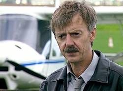 "EXTRA" am Montag, 15. Oktober 2001, 22.15 Uhr bei RTL. Im Interview bei "EXTRA": Der Fluglehrer Ralf Gross (47) aus Bonn-Hangelar hat - ohne es zu wissen - einem der Attentäter von New York zu ersten Flugerfahrungen verholfen. Im Spätherbst 1999 hat sich Marwan Al-Shehhi telefonisch bei Gross angemeldet und einen Termin zu einem sogenannten "Schnupperflug" angemeldet.