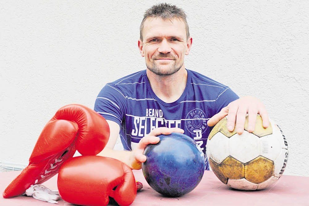 Marko Angermann (38) mit seinen sportlichen Arbeitsgeräten: den Boxhandschuhen, einer Kugel zum Kegeln und dem runden Leder, dem er auf den Fußballplätzen in der Region nachjagt.