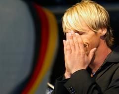Nach seiner Wahl zum Mister Germany 2003 am Sonntagabend (14.09.2003) in der Bremer Disothek "Aladin", wischt sich der 30 Jahre alte Mister Süddeutschland, Ralph Schulz, die Freudentränen aus den Augen. Der Kommunikations-Designer setzte sich gegen 19 Mitbewerber aus ganz Deutschland durch und gilt nun für ein Jahr lang als Deutschlands "schönster Mann". (Foto: dpa)