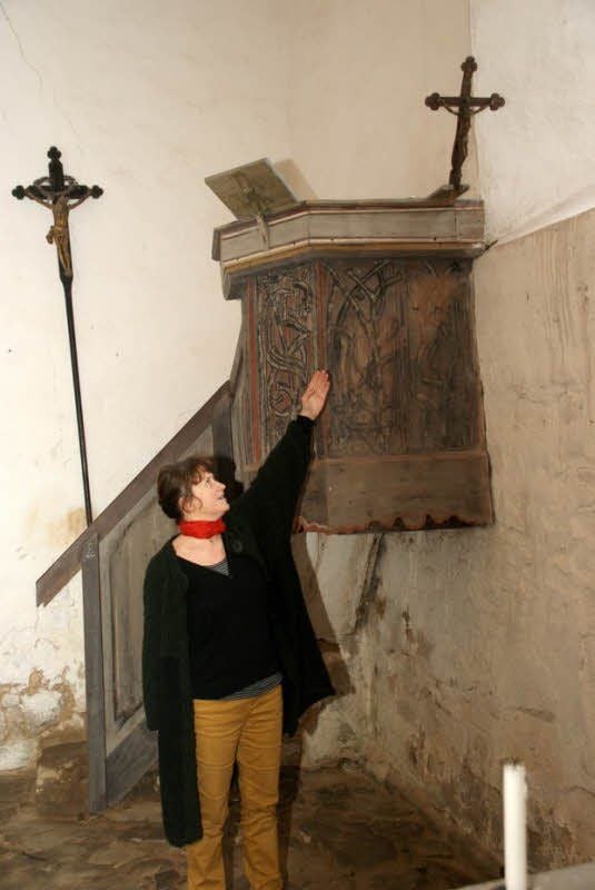 Renate Stöhr zeigt das Kruzifix.