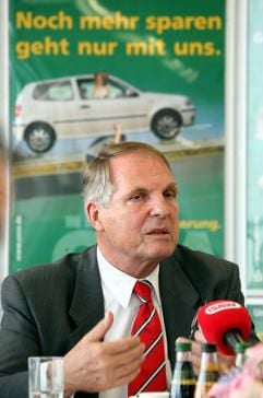Der Vorstandsvorsitzende der Öffentlichen Versicherungen Sachsen- Anhalt (ÖSA), Friedrich Leffler, spricht am Donnerstag (15.06.2006) in Magdeburg auf einer Bilanzpressekonferenz. (Foto: dpa)