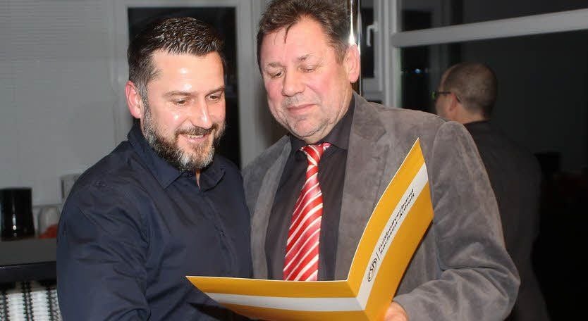 Gerald Schramm (links) wird von Lothar Bornkessel ausgezeichnet.