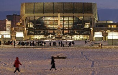 Augustusplatz vor der Kulisse des Gewandhauses zu Leipzig. (FOTO: DPA)
