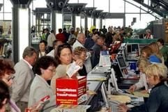 Besucher informieren sich im Zentralterminal des Flughafens Leipzig/Halle über Urlaubsangebote bei den hier vertretenen Reisebüros. (Foto: dpa)