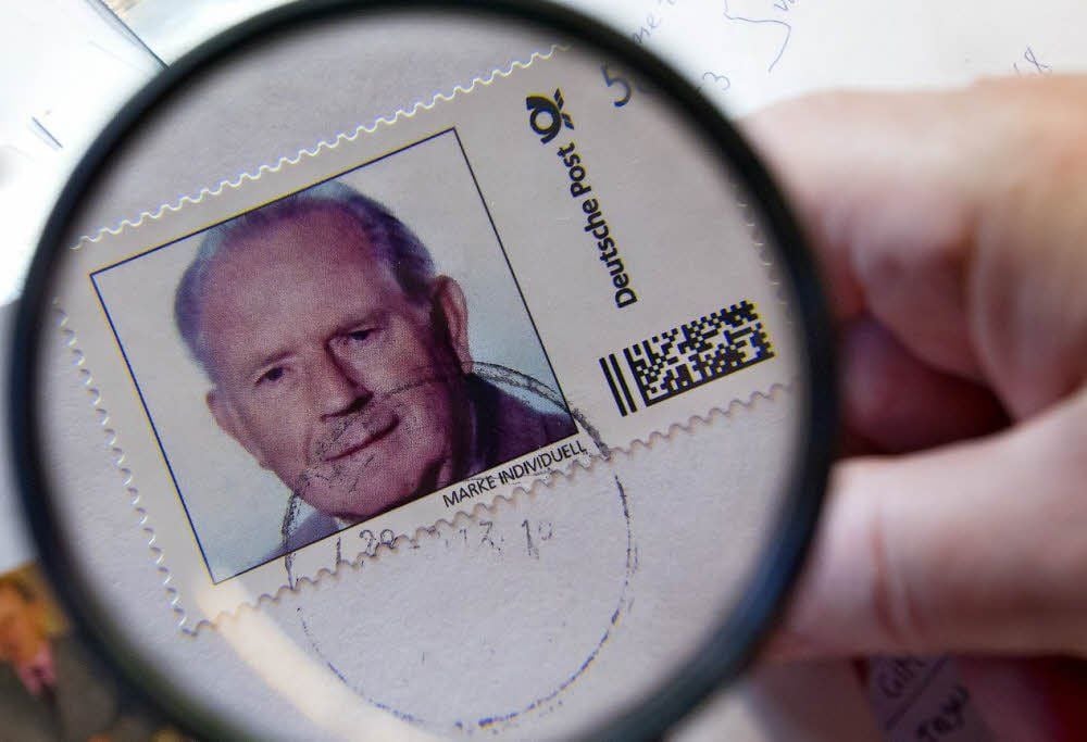 Für 50 Jahre, in denen Gerhard Crone den Vorsitz des Bad Lauchstädter Vereins für Briefmarken- und Heimatfreunde führt, bekam er von den Mitgliedern seine eigene Briefmarke geschenkt.