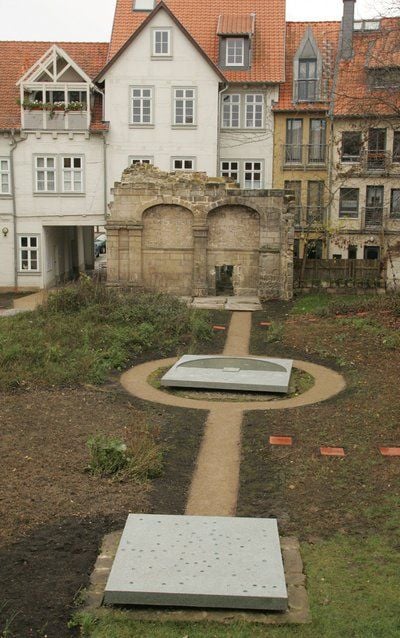 Blick auf die Reste der ehemaligen Synagoge in Halberstadt (im Hintergrund). (FOTO: DPA)