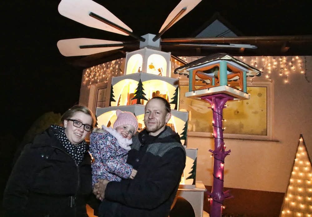 „Ein bisschen verrückt sind wir schon“, geben Kerstin Grünewald und Sven Bruder zu. Mit Tochter Dora-Matien genießen sie abends den Lichterzauber.