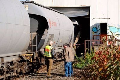 Ein Güterzug steht teilweise am 11.11.08 im Stadtteil Marsdorf in Köln in einer Lagerhalle. (FOTO: DDP)