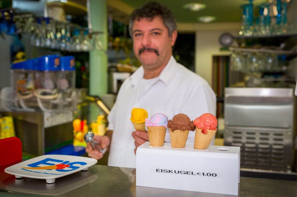David Komac, Inhaber von „Darys Eis“ an der Wendischen Straße. Die Erhöhung der Betriebskosten zwingt ihn zur Preisanhebung.