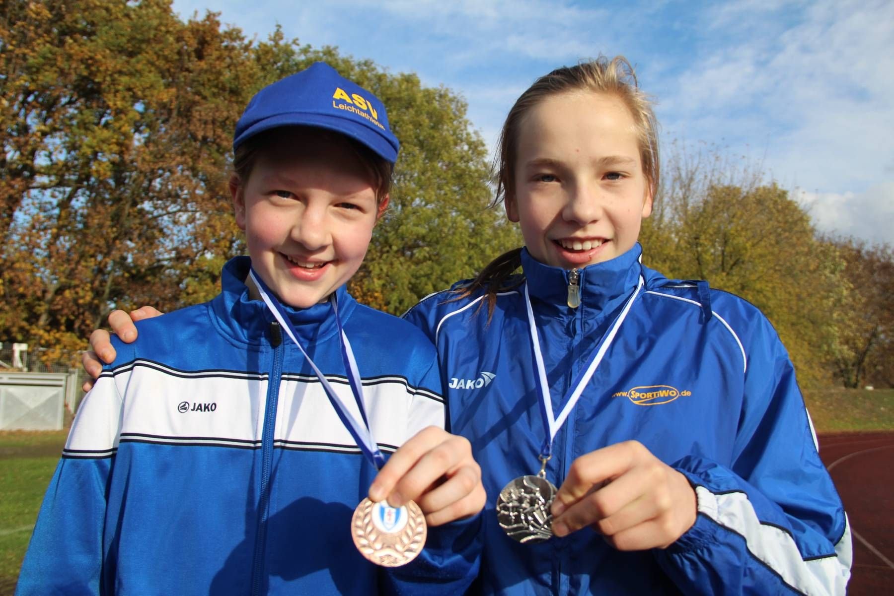 Larissa Hildebrand (links) und Lea Arnold überraschten mit Medaillen-Gewinnen.