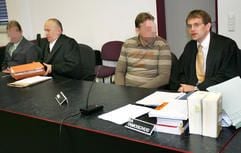 Die Angeklagten Andreas S. mit Rechtsanwalt Attila Teuchtler und Hans-Ulrich M. mit Rechtsanwalt Sven Tamoschus (v.l.) im Landgericht Dessau. (Foto: dpa)