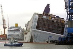 Der mit Kunststoffplanen verhüllte, 280 Meter lange Kreuzfahrtschiff-Neubau "Pride of America" liegt am Mittwoch (14.0.1.2004) mit 12 Grad Schlagseite an der Ausrüstungspier der Lloyd-Werft in Bremerhaven. In der vorangegangenen Nacht war das Passagierschiff durch Sturmböen an die Pier gedrückt worden und in Schräglage geraten. Vermutlich konnte durch offene Kabelluken Wasser eindringen, so dass der Riese auf den Grund des Hafenbeckens sank. Ölsperren und ein Boot der Wasserschutzpolizei sichern die Unglücksstelle um den künftigen 300-Millionen-Euro-Kreuzliner ab. Ursprünglich sollte die "Pride of America" am 22. April 2004 an den Auftraggeber, die US-Reederei "Norwegian Cruise Line (NCL), abgeliefert werden. Im Hintergrund ist das zu Beginn der Woche eingedockte italienische Kreuzfahrtschiff "Costa Victoria" zu sehen. (Foto: dpa)