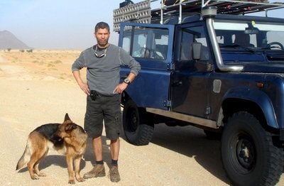 Wolfgang Ebner bei einer seiner früheren Touren in der Sahara. Der Österreicher und seine Freundin Andrea Kloiber wurden nach 252 Tagen Geiselhaft freigelassen. (FOTO: DPA)
