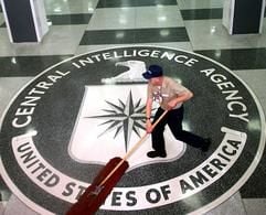 Ein Arbeiter reinigt das Foyer im CIA-Hauptquartier in Langley im US-Bundesstaat Virginia). (Foto: dpa)