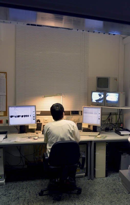 Eine Krankenschwester überwacht die Monitore.