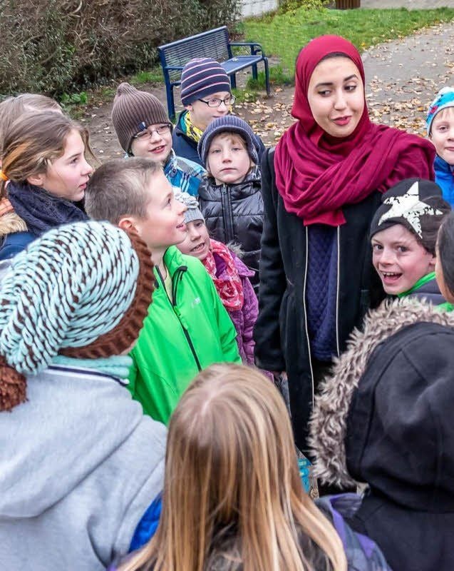 Salwa El Midan, umringt von fragenden Kindern.