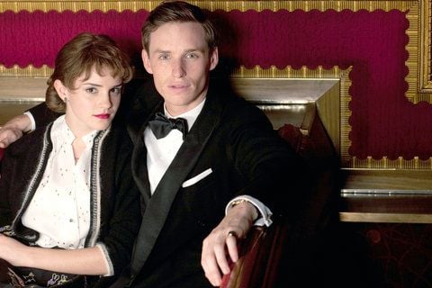 Colin Clark (Eddie Redmayne) flirtet mit Kostümassistentin Lucy (Emma Watson) in einer Szene des Kinofilms «My Week with Marilyn». (FOTO: DPA)