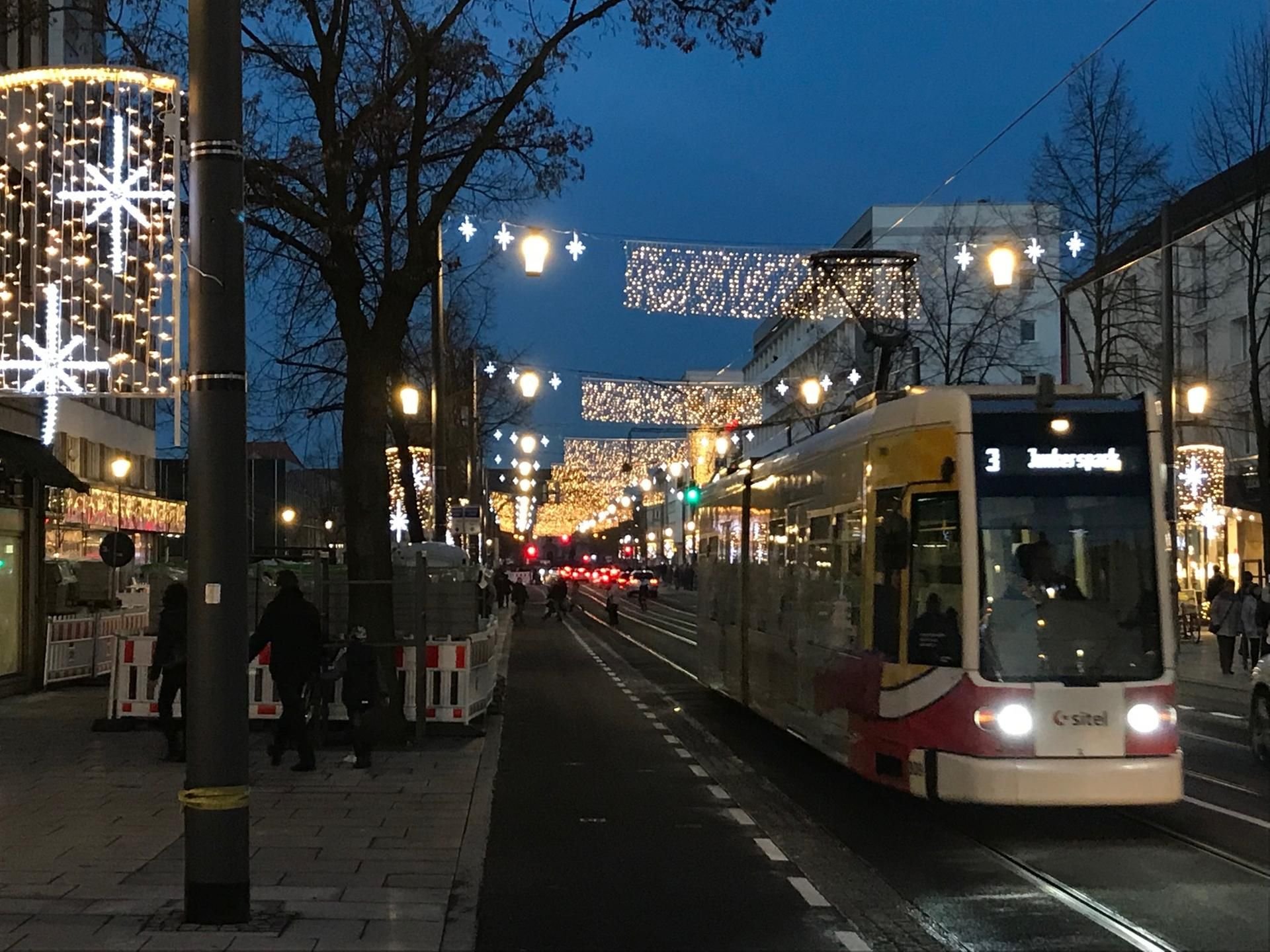 Blick in die weihnachtlich geschmückte Kavalierstraße: Die Geschäfte bleiben hier am Sonntag zu.