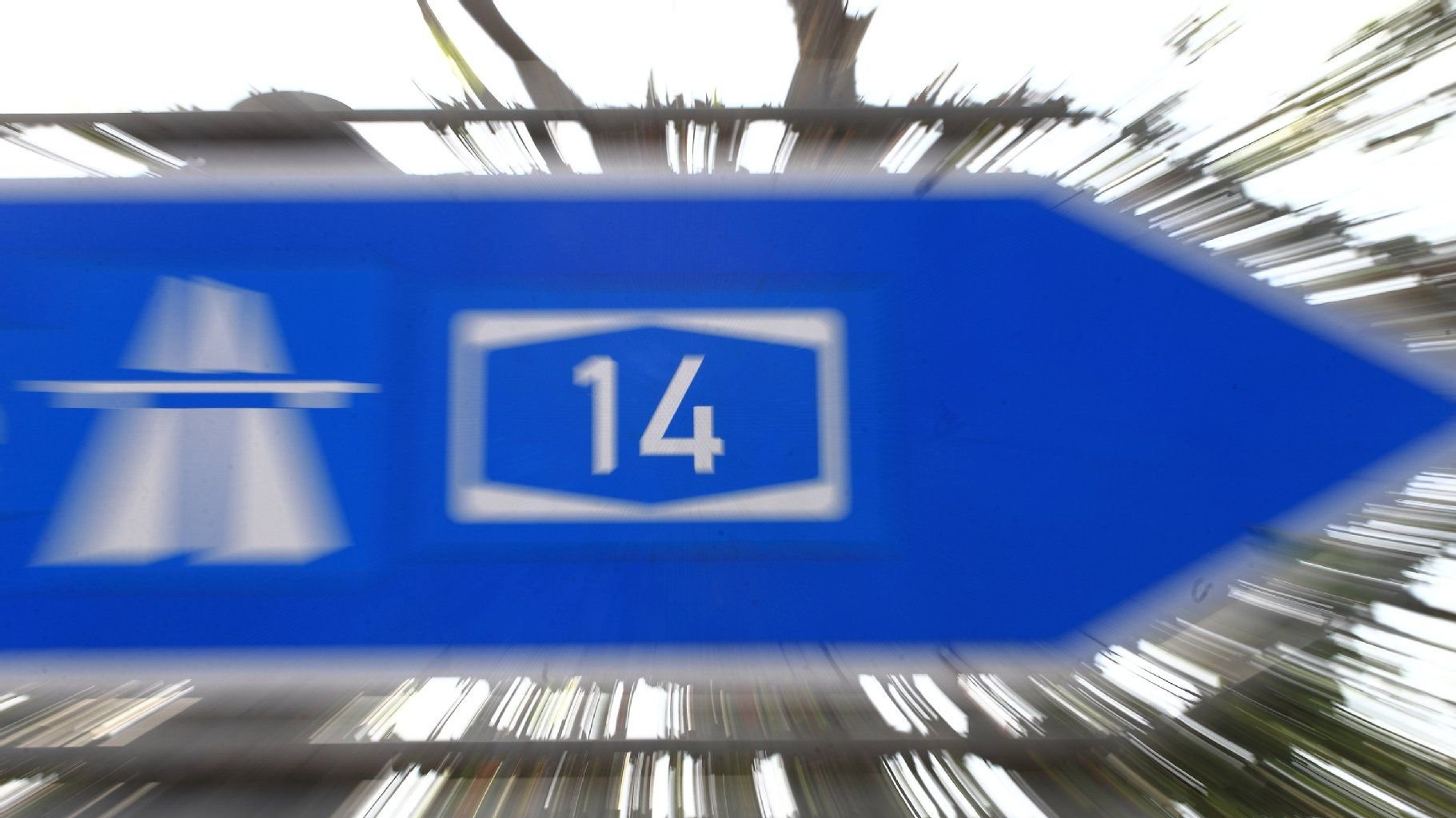 Hinweis-Schild zur Autobahn A14