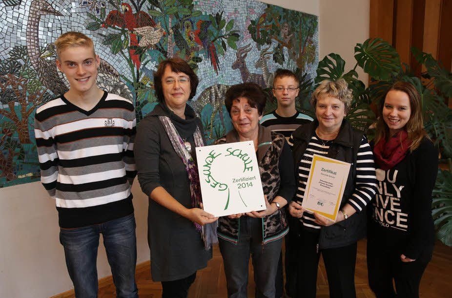 Susanne Borchert von der Landesvereinigung für Gesundheit (2. von links) übergibt das Zertifikat an Lehrerin Inge Bernhardt (Mitte) und Schulleiterin Birgit Gering. Auch die Schüler Tobias Hoffmann (14, l.), Tim Dwornikiewicz (13, hinten) und Anna-Marie Hoffmann (15) freuen sich.