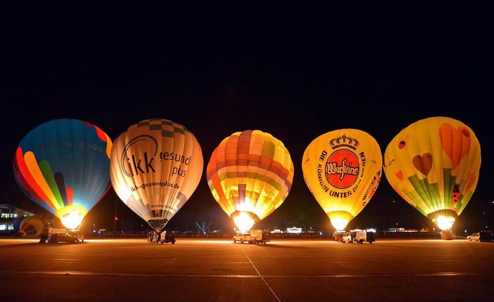 Fünf Ballons erhellten den nächtlichen Himmel am Flughafen Magdeburg-Cochstedt.